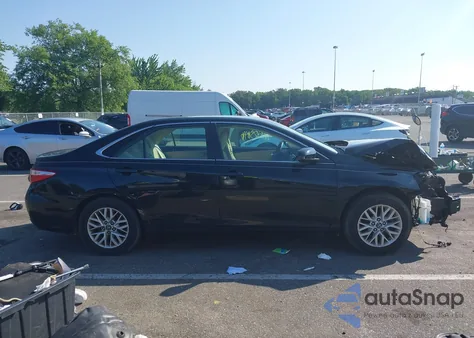 2016 Toyota Camry Le/Xle/Se/Xse z USA, uszkodzony, nr VIN 4T4BF1FK1GR567439